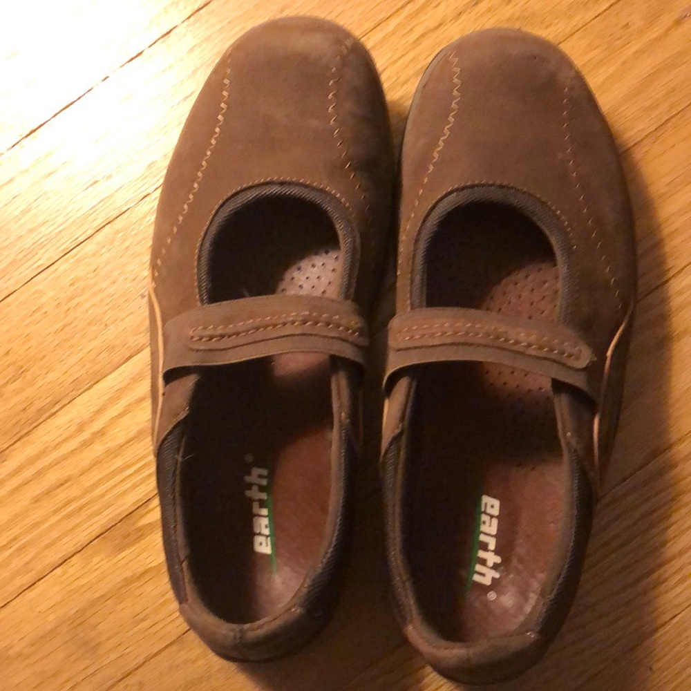 Earth shoes in brown suede/ leather upper.